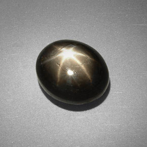 Saphir étoilé noir naturelle coupe ovale, 6,38 ct, opaque