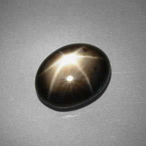 Saphir étoilé noir naturelle coupe ovale, 5,08 ct, opaque