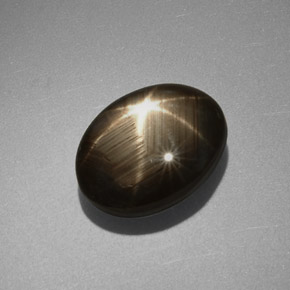 Saphir étoilé noir naturelle coupe ovale, 6,35 ct, opaque
