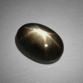 Saphir étoilé noir naturelle coupe ovale, 7,83 ct, opaque