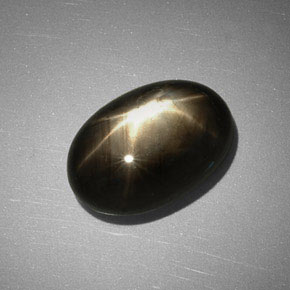 Saphir étoilé noir naturelle coupe ovale, 7,83 ct, opaque