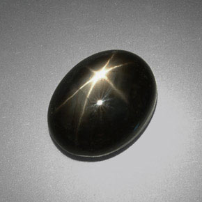 Saphir étoilé noir naturelle coupe ovale, 9,38 ct, opaque