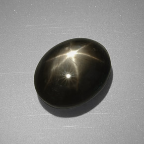 Saphir étoilé noir naturelle coupe ovale, 5,63 ct, opaque
