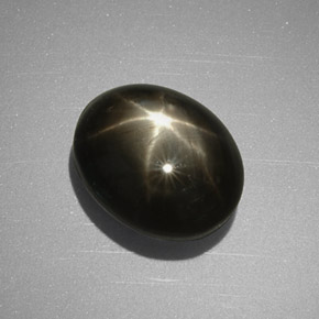 Saphir étoilé noir naturelle coupe ovale, 5,63 ct, opaque