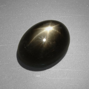 Saphir étoilé noir naturelle coupe ovale, 7,55 ct, opaque