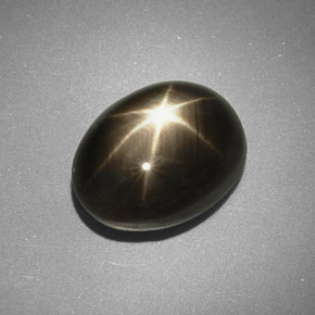 Saphir étoilé noir naturelle coupe ovale, 5,66 ct, opaque