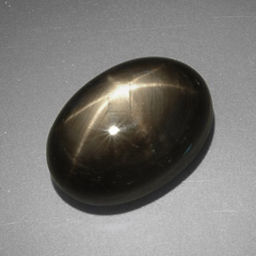 Saphir étoilé noir naturelle coupe ovale, 7,78 ct, opaque