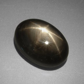 Saphir étoilé noir naturelle coupe ovale, 7,78 ct, opaque