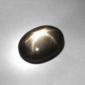 Saphir étoilé noir naturelle coupe ovale, 7,08 ct, opaque