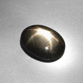 Saphir étoilé noir naturelle coupe ovale, 7,08 ct, opaque