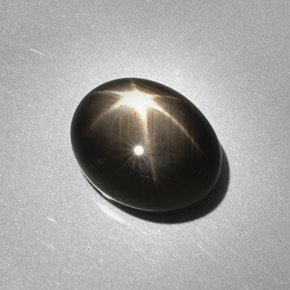 Saphir étoilé noir naturelle coupe ovale, 6,28 ct, opaque