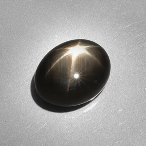 Saphir étoilé noir naturelle coupe ovale, 6,28 ct, opaque