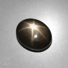 Saphir étoilé noir naturelle coupe ovale, 6,17 ct, opaque