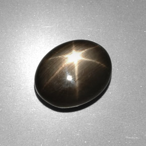 Saphir étoilé noir naturelle coupe ovale, 6,17 ct, opaque
