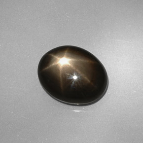 Saphir étoilé noir naturelle coupe ovale, 4,38 ct, opaque