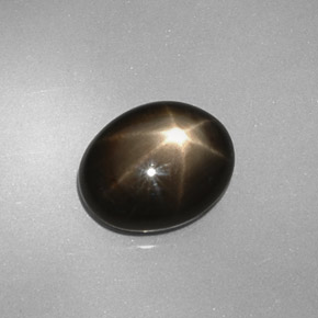 Saphir étoilé noir naturelle coupe ovale, 4,38 ct, opaque