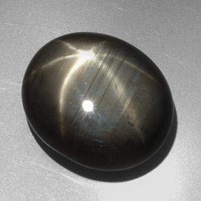 Saphir étoilé noir naturelle coupe ovale, 27,29 ct, opaque