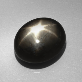 Saphir étoilé noir naturelle coupe ovale, 27,17 ct, opaque