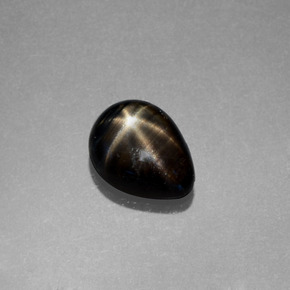 Saphir étoilé noir naturelle en forme de poire, 1,79 ct, opaque