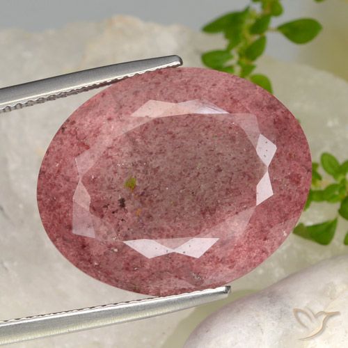 24.85ct Naturel Rouge foncé Quartz Fraise, ovale, Translucide