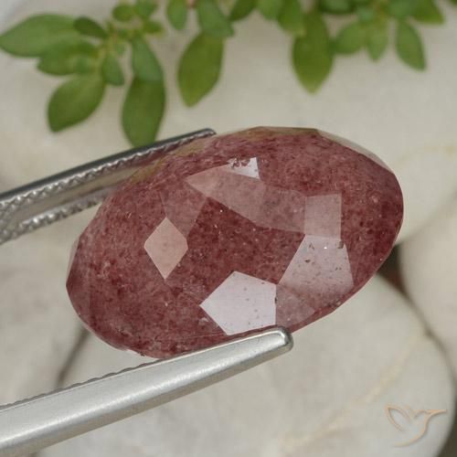 Quartz fraise Rouge moyen naturelle ovale, 12.44 ct, Translucide