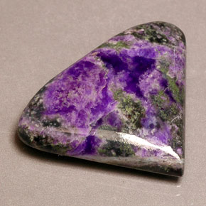 Sugilite violet naturelle forme fantaisie, 19,43 ct, opaque