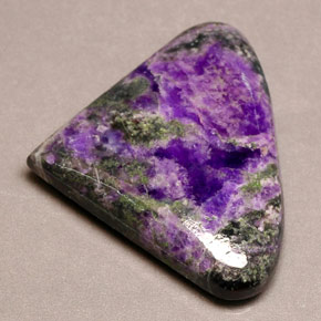 Sugilite violet naturelle forme fantaisie, 19,43 ct, opaque