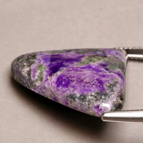 Sugilite violet naturelle forme fantaisie, 19,43 ct, opaque