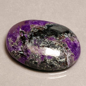 Sugilite multicolore naturelle coupe ovale, 16,51 ct, opaque