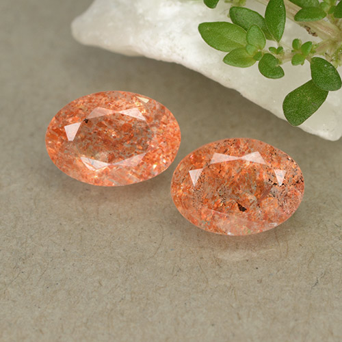 Achetez naturel 1.72ct Orange rougeâtre Pierre de Soleil  gems, Coupe ovale, En provenance Russie chez GemSelect. En stock, livraison internationale!