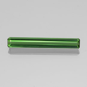 Tourmaline vert moyen naturelle taille émeraude, 1,75 ct, VVS-VS