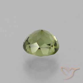 Tourmaline Vert clair naturelle ovale, 0.90 ct, VVS