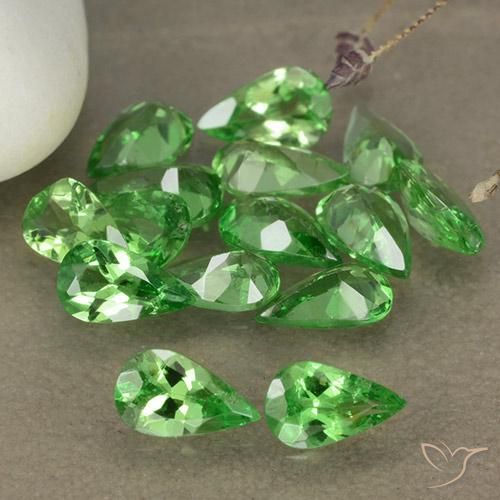 Shop natural 2.78ct Vert moyen Grenat Tsavorite gems, En forme de poire, from Tanzanie at GemSelect. In stock, global shipping!