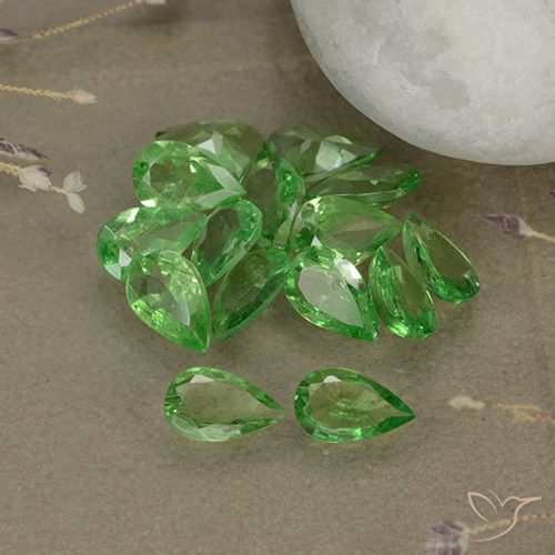 Shop natural 2.81ct Vert éclatant Grenat Tsavorite gems, En forme de poire, from Tanzanie at GemSelect. In stock, global shipping!