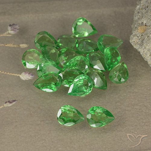 Shop natural 2.48ct Vert forêt clair Grenat Tsavorite gems, En forme de poire, from Tanzanie at GemSelect. In stock, global shipping!