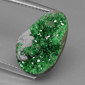 Uvarovite Grenat Drusy Vert naturelle Forme fantaisie, 6.64 ct, Opaque