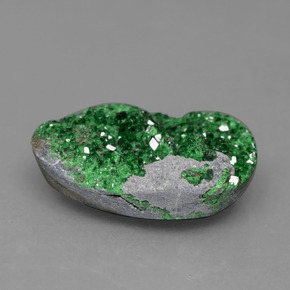 Uvarovite Grenat Drusy Vert naturelle Forme fantaisie, 6.64 ct, Opaque