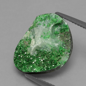 Druse d'uvarovite vert naturelle forme fantaisie, 8,99 ct, opaque
