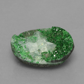 Druse d'uvarovite vert naturelle forme fantaisie, 8,99 ct, opaque