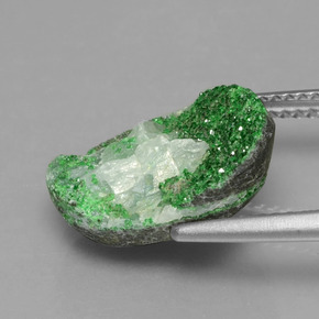 Druse d'uvarovite vert naturelle forme fantaisie, 8,99 ct, opaque