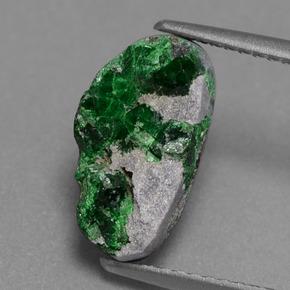 Druse d'uvarovite vert naturelle forme fantaisie, 4,02 ct, opaque
