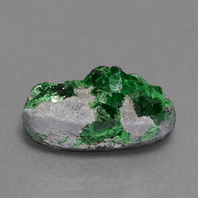 Druse d'uvarovite vert naturelle forme fantaisie, 4,02 ct, opaque