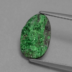 Druse d'uvarovite vert naturelle forme fantaisie, 2,43 ct, opaque