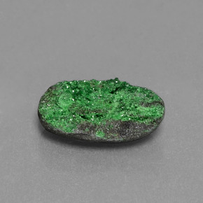 Druse d'uvarovite vert naturelle forme fantaisie, 2,43 ct, opaque