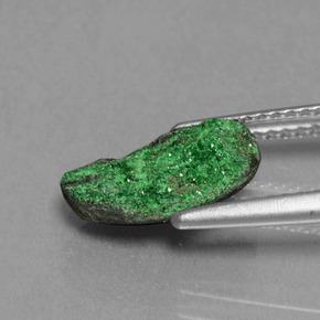 Druse d'uvarovite vert naturelle forme fantaisie, 2,43 ct, opaque