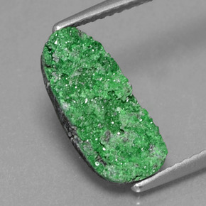 Druse d'uvarovite vert naturelle forme fantaisie, 2,74 ct, opaque