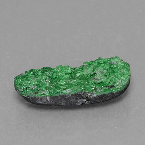 Druse d'uvarovite vert naturelle forme fantaisie, 2,74 ct, opaque