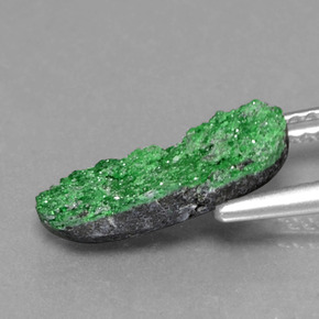 Druse d'uvarovite vert naturelle forme fantaisie, 2,74 ct, opaque