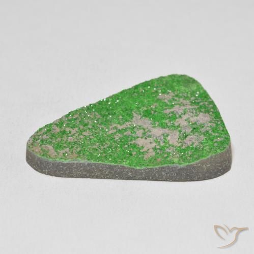 Uvarovite Grenat Drusy Vert naturelle Trillion, 52.58 ct, Opaque