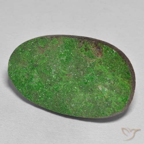 Uvarovite Grenat Drusy Vert naturelle ovale, 50.46 ct, Opaque